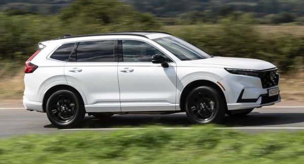 Най-добър за: безпроблемно семейно шофиране

Плюсове: Просторен и гъвкав интериор, много удобен, надежден

Минуси: Не много вълнуващ, скъп

Honda CR-V като цяло е един от най-добрите хибридни автомобили, които можете да закупите, но се класира високо Защо? Фактори като комфорт, простор и надеждност имат по-голямо значение и в тези три области трябва да похвалим новата Honda CR-V. Най-големият SUV на фирмата в Европа вече се продава само като хибрид. с избор на самозареждащ се и plug-in хибрид. Honda твърди, че са възможни до 80 електрически километра от последния.